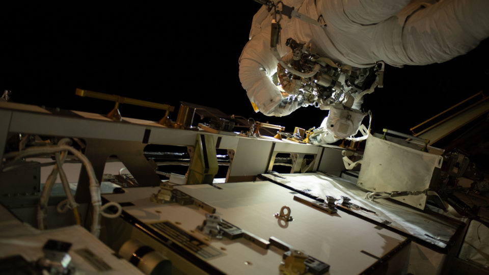 Astronauta Nick Hague faz uma caminhada espacial para trocar baterias da Estação Espacial Internacional | Foto: Nasa