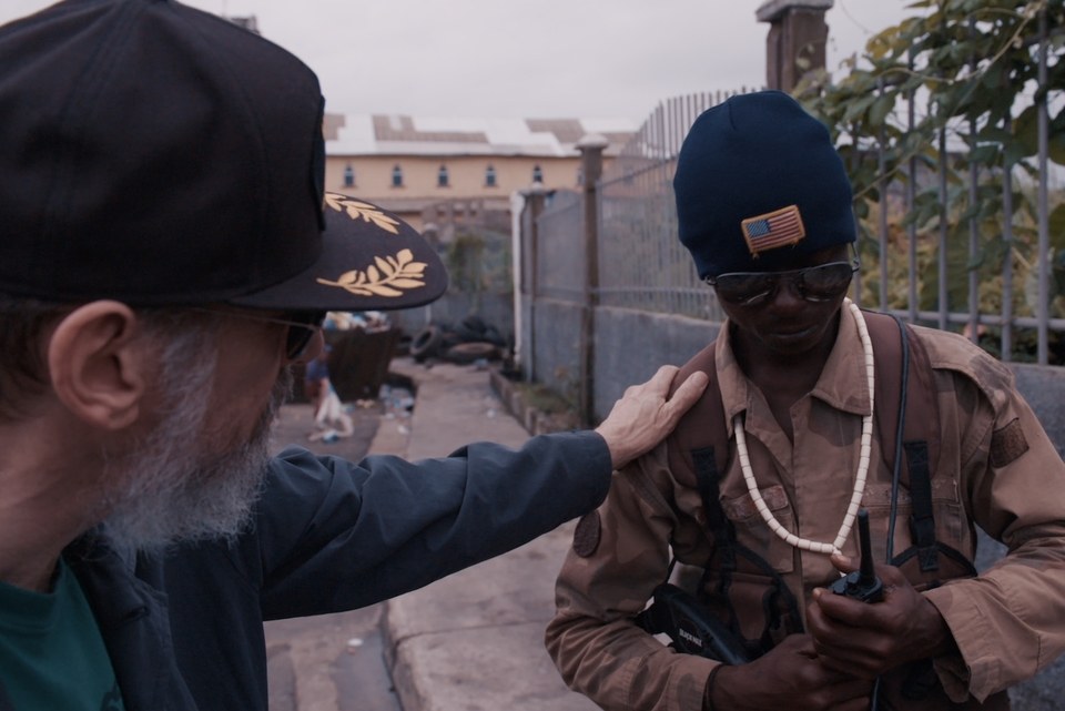Cena da série documental "Larry Charles e o Perigoso Mundo da Comédia", da Netflix (Foto: Divulgação)