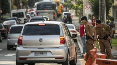 Com o dobro de PMs na ruas, Athletico x Boca Jrs bloqueia trânsito no Água Verde Policial aborda carro em Curitiba
