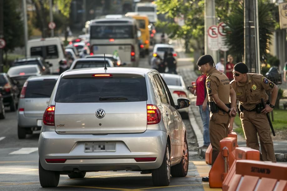 Policial aborda carro em Curitiba