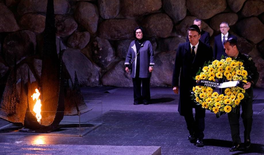 O presidente Jair Bolsonaro deposita flores em Jerusalém em homenagem às vítimas do Holocausto. Foto: Gali Tibbon/AFP
