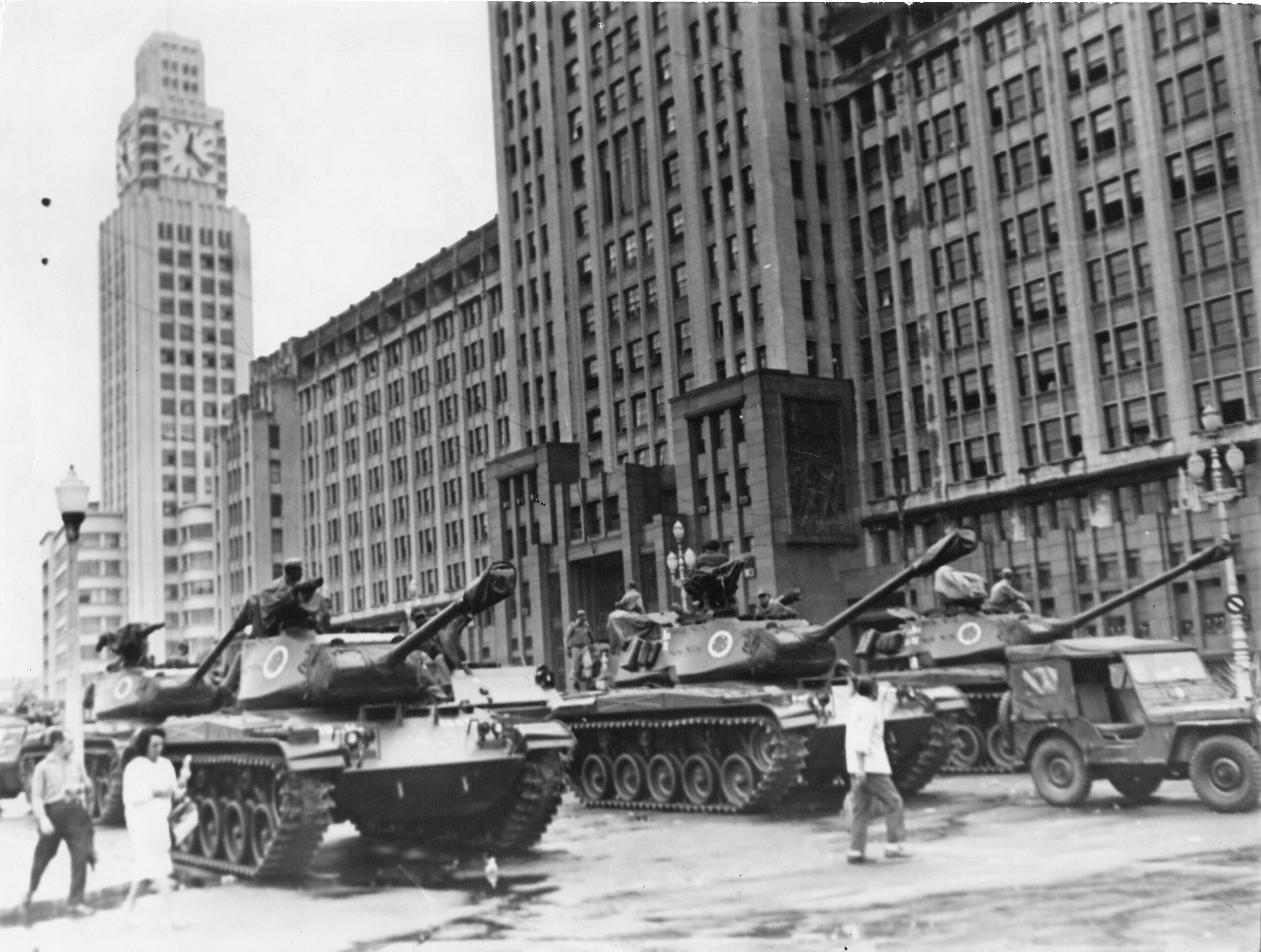 Mobilização de tanques no Rio de Janeiro em abril de 1964. (Foto: Arquivo Nacional, Correio da Manhã)