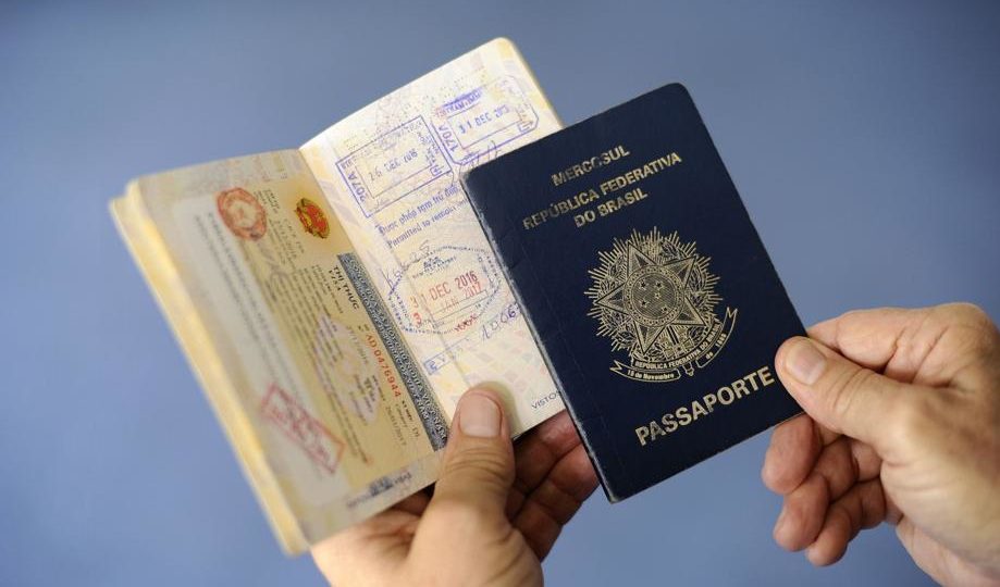 Passaporte brasileiro com visto americano. Foto: Pedro França/Agência Senado