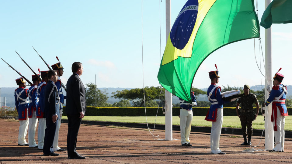 Presidente da República, Jair Bolsonaro durante hasteamento da Bandeira Nacional no Palácio do Alvorada.