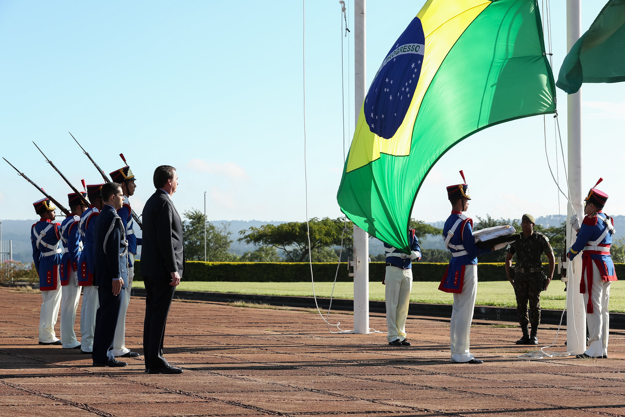 Presidente da República, Jair Bolsonaro durante hasteamento da Bandeira Nacional no Palácio do Alvorada.