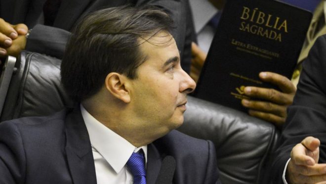 O presidente da Câmara dos Deputados, Rodrigoa Maia, com a bíblia ao fundo . Foto: Marcelo Camargo/Agência Brasil