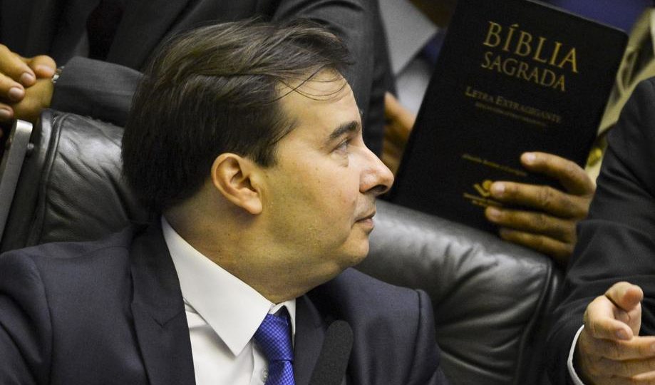 O presidente da Câmara dos Deputados, Rodrigoa Maia, com a bíblia ao fundo . Foto: Marcelo Camargo/Agência Brasil