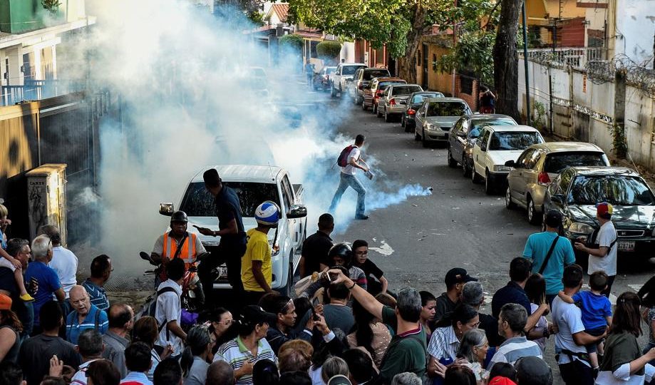 Pessoas não identificadas jogaram gás lacrimogêneo contra pessoas que atendiam a uma manifestação com o presidente interino da Venezuela, Juan Guaidó