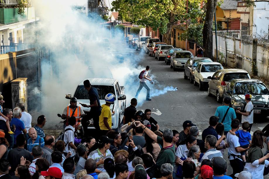Pessoas não identificadas jogaram gás lacrimogêneo contra pessoas que atendiam a uma manifestação com o presidente interino da Venezuela, Juan Guaidó