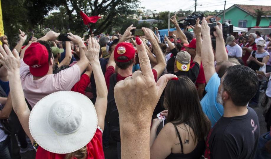 Manifestantes pró-Lula em ato em Curitiba