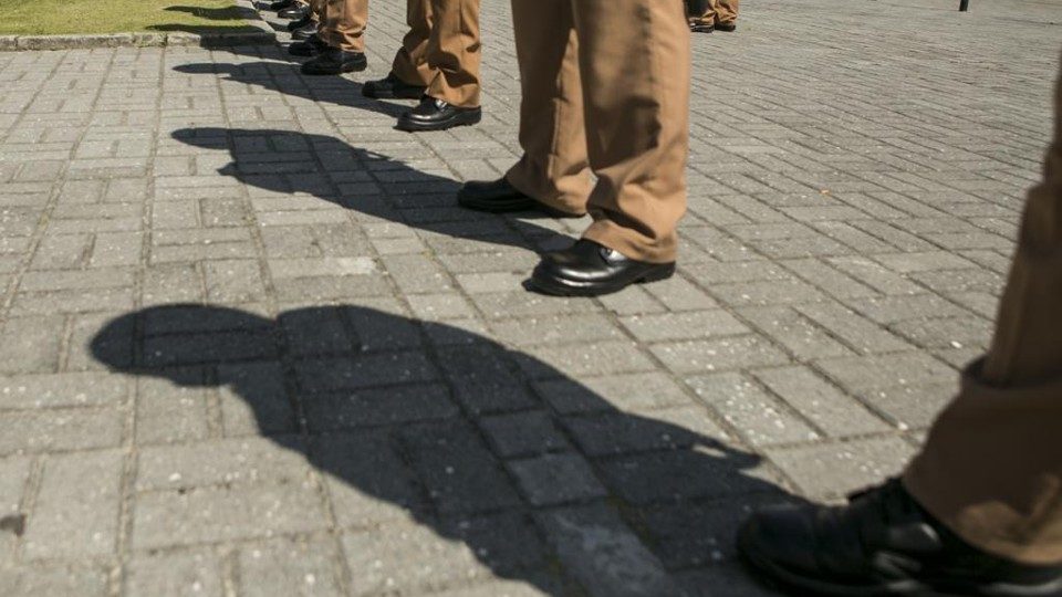 Projeto que prevê PMs da reserva em escolas muda após baixa procura e inclui vagas na Grande Curitiba Policiais militares em fila