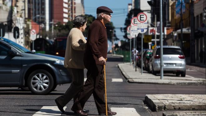 Casal de idosos atravessa a rua em Curitiba. Foto: Brunno Covello/Arquivo Gazeta do Povo