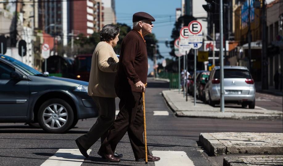 Casal de idosos atravessa a rua em Curitiba. Foto: Brunno Covello/Arquivo Gazeta do Povo