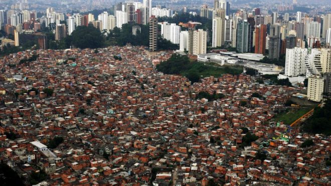 Vista aérea de bairro ao lado do autódromo de Interlagos (Foto: Pirelli Latimages)