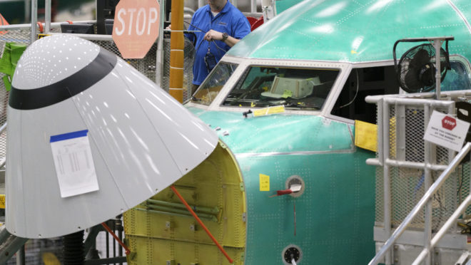 Funcionário da Boeing trabalha na montagem de um avião Boeing 737 MAX 8 na fábrica da empresa, em 27 de março de 2019 em Renton, Washington | Foto: Stephen Brashear/Getty Images/AFP