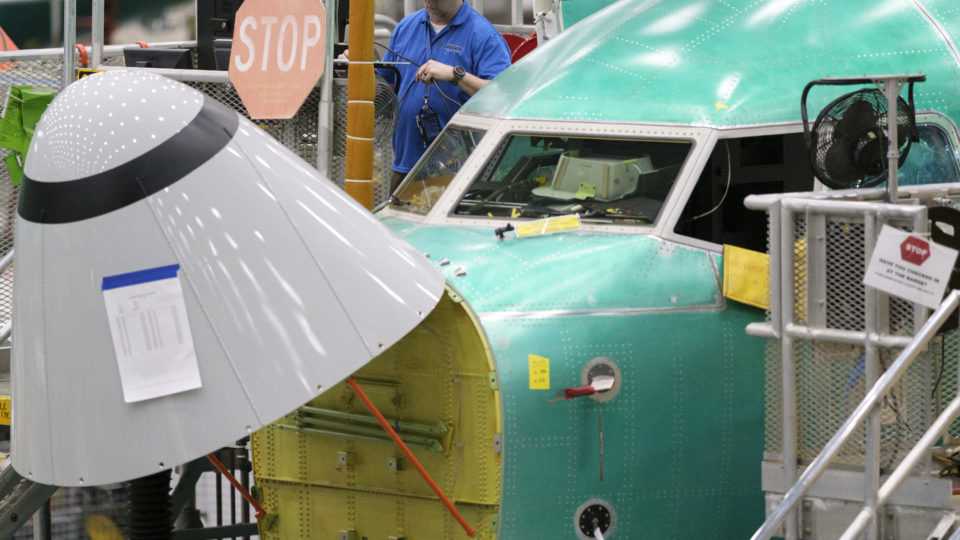 Funcionário da Boeing trabalha na montagem de um avião Boeing 737 MAX 8 na fábrica da empresa, em 27 de março de 2019 em Renton, Washington | Foto: Stephen Brashear/Getty Images/AFP