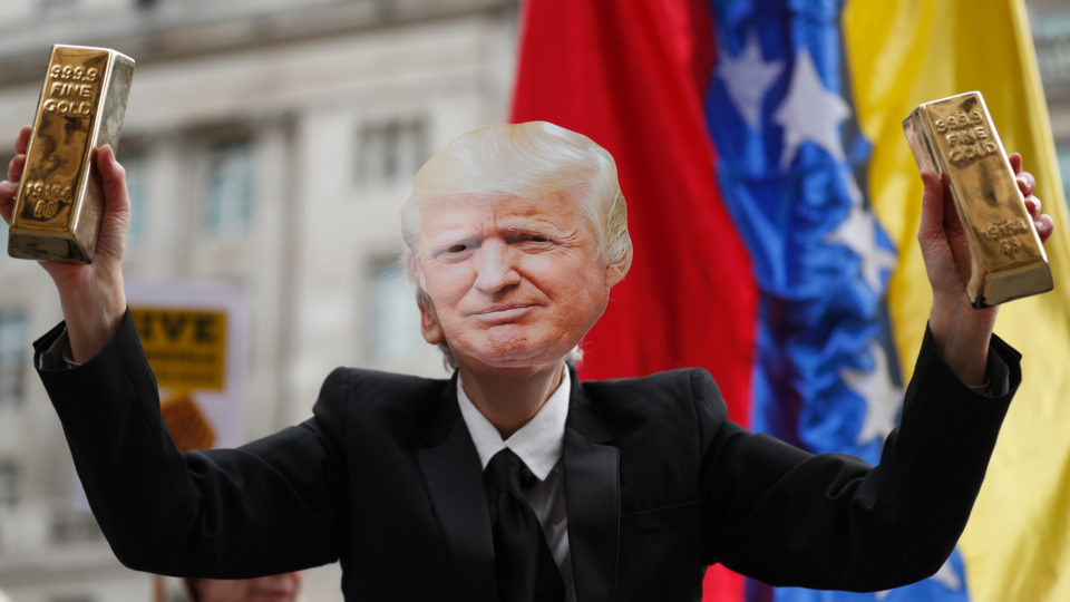Em Londres, manifestante usa uma máscara do presidente dos EUA, Donald Trump, durante protesto pela decisão do Banco da Inglaterra de congelar ativos mantidos pela Venezuela | Foto: Adrian DENNIS/AFP