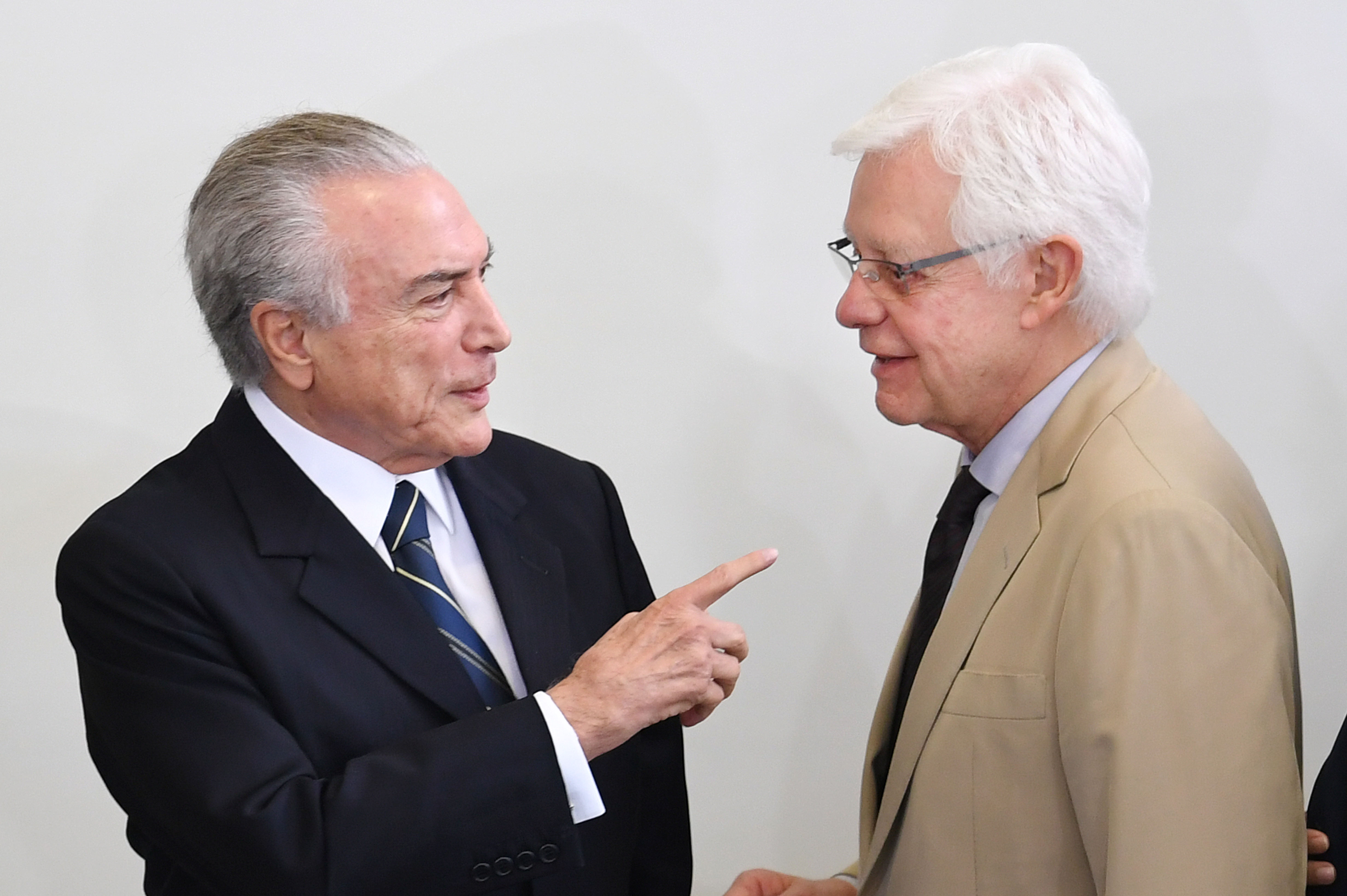 O então presidente Michel Temer conversa com o então ministro Moreira Franco.
