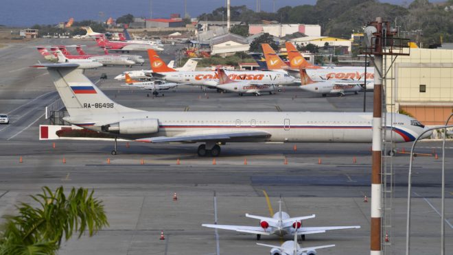 Avião da Força Aérea da Rússia no aeroporto de Maiquetía, na Venezuela | Foto: YURI CORTEZ / AFP