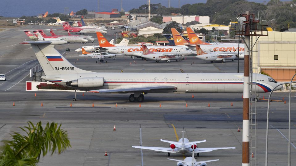 Avião da Força Aérea da Rússia no aeroporto de Maiquetía, na Venezuela | Foto: YURI CORTEZ / AFP