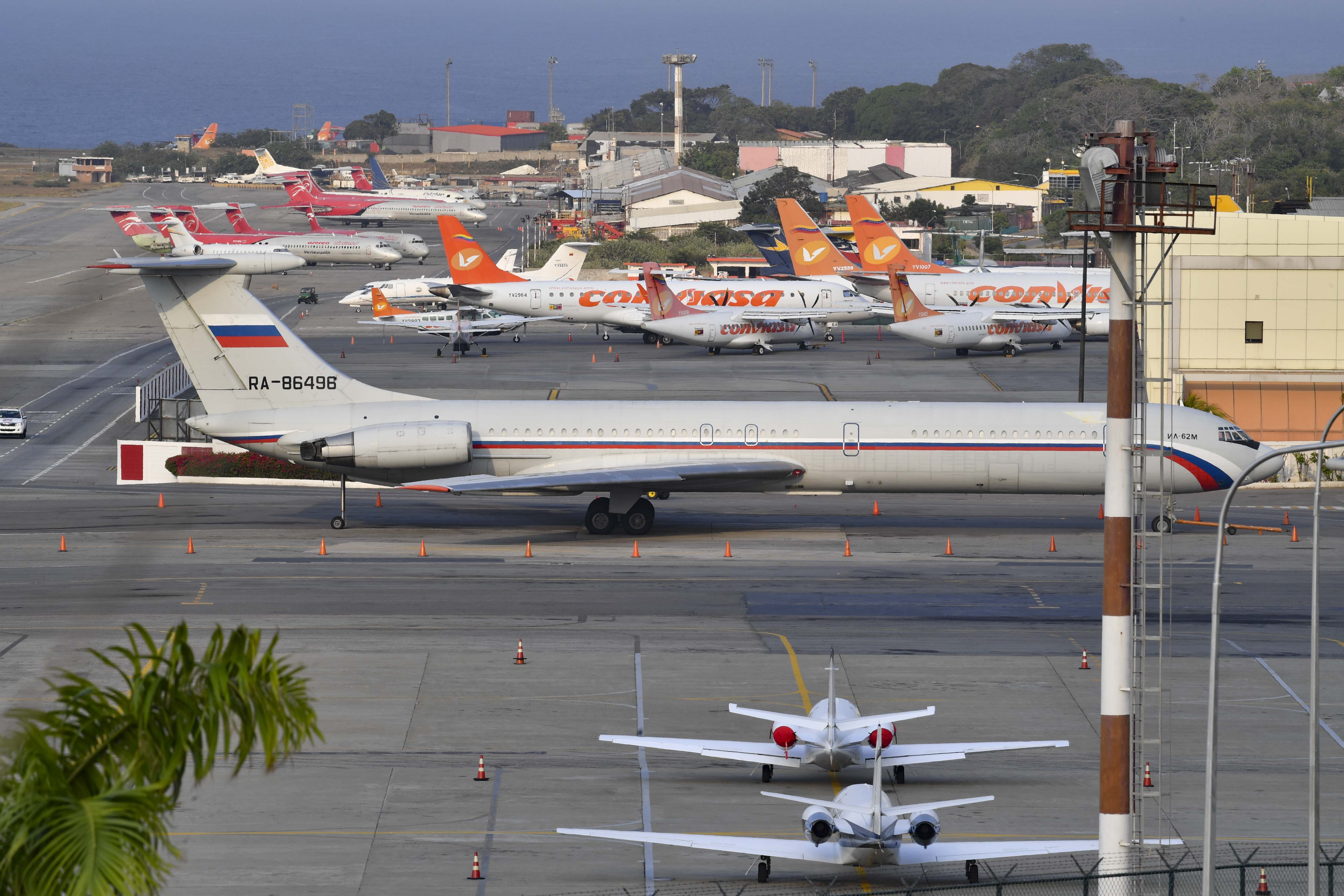 Avião da Força Aérea da Rússia no aeroporto de Maiquetía, na Venezuela | Foto: YURI CORTEZ / AFP