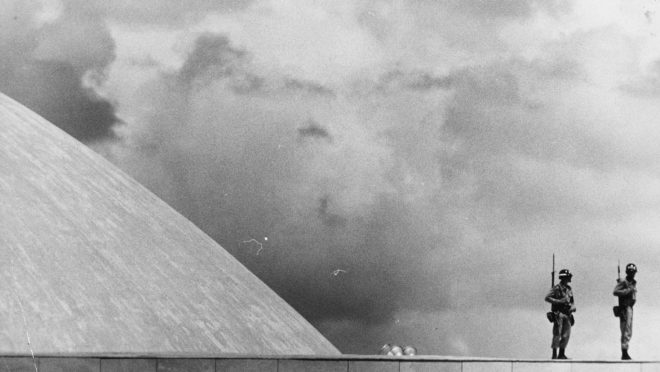 Policiais sobre o Congresso Nacional em outubro de 1966. (Foto: Arquivo Nacional, Correio da Manhã)