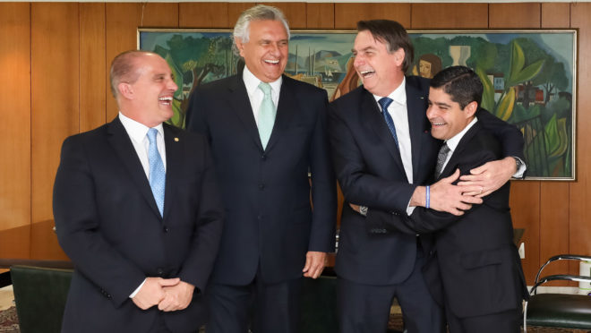 O presidente Jair Bolsonaro durante audiência com Onyx Lorenzoni, ministro-chefe da Casa Civil da Presidência da República; Ronaldo Caiado, governador de Goiás, e ACM Neto, prefeito de Salvador e presidente do DEM. Foto: Marcos Corrêa/PR