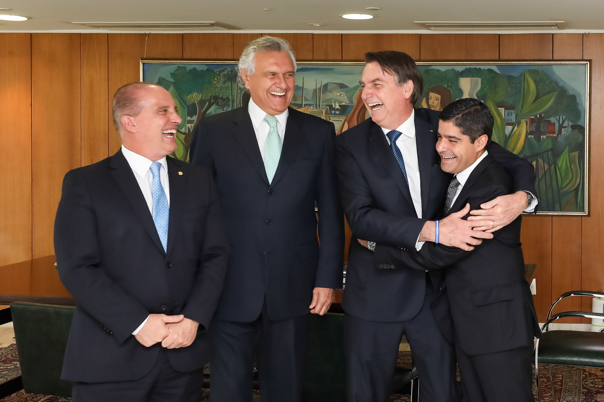 O presidente Jair Bolsonaro durante audiência com Onyx Lorenzoni, ministro-chefe da Casa Civil da Presidência da República; Ronaldo Caiado, governador de Goiás, e ACM Neto, prefeito de Salvador e presidente do DEM. Foto: Marcos Corrêa/PR
