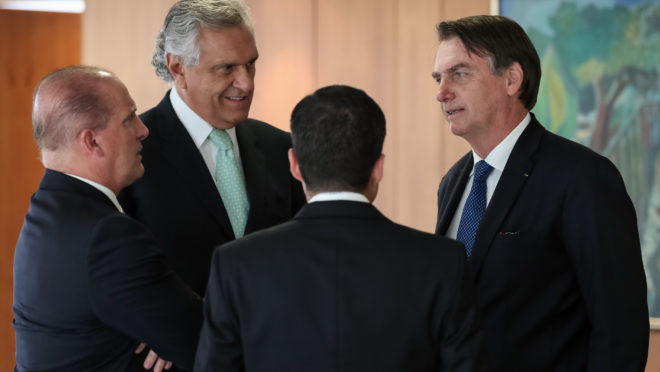 O presidente Jair Bolsonaro durante audiência com Onyx Lorenzoni, ministro-chefe da Casa Civil da Presidência da República; Ronaldo Caiado, governador de Goiás, e ACM Neto, prefeito de Salvador e presidente do DEM. Foto: Marcos Corrêa/PR