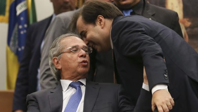 O presidente da Câmara, Rodrigo Maia, cochicha no ouvido do ministro da Economia Paulo Guedes durante sessão da CCJ. Foto: José Cruz/Agência Brasil