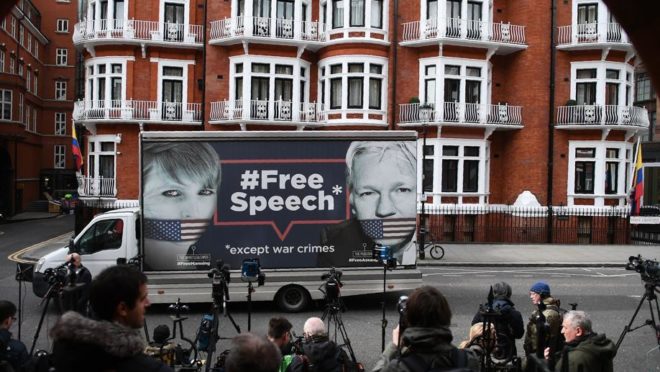 Apoiadores do fundador da WikiLeaks, Julian Assange, e profissionais da imprensa se reúnem em frente à embaixada equatoriana em Londres, 5 de abril, após rumores de que Assange está prestes a ser expulso.