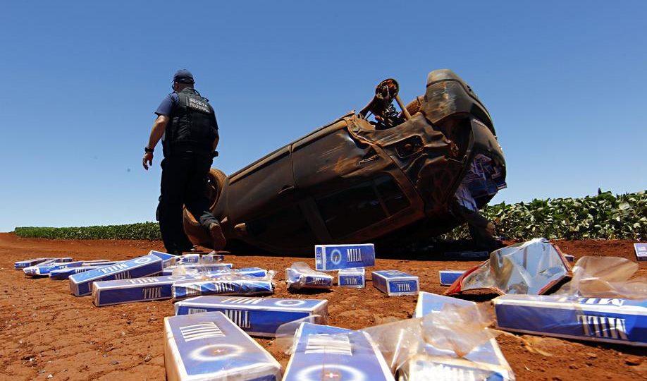 Carro de contrabandista de cigarros capotado no Oeste do Paraná. Foto: Albari Rosa/Gazeta do Povo