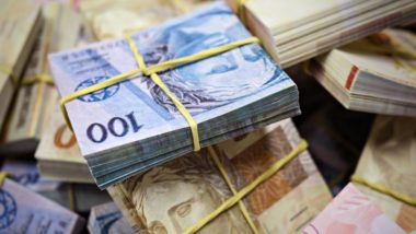 Tesouro Direto pagará R$ 9 bilhões no maior vencimento de títulos da história Cédulas em maços de 100 reais e de 50 reais. Foto: Bigstock