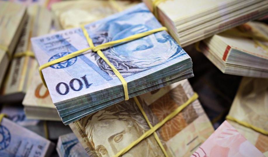 Cédulas em maços de 100 reais e de 50 reais. Foto: Bigstock