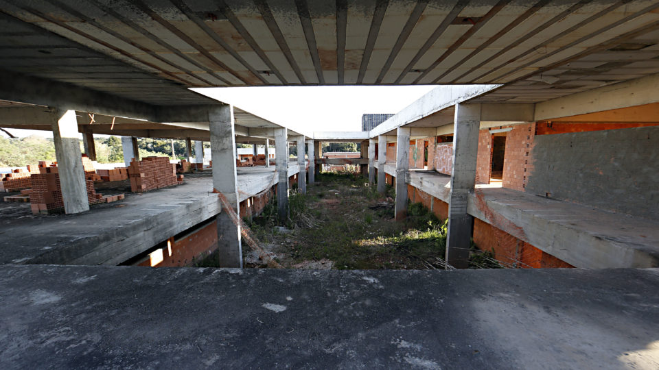 Quadro Negro - escola inacabada