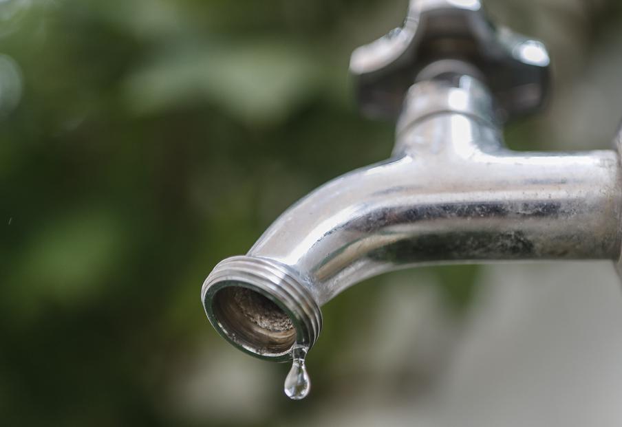 Torneira com uma gota pingando