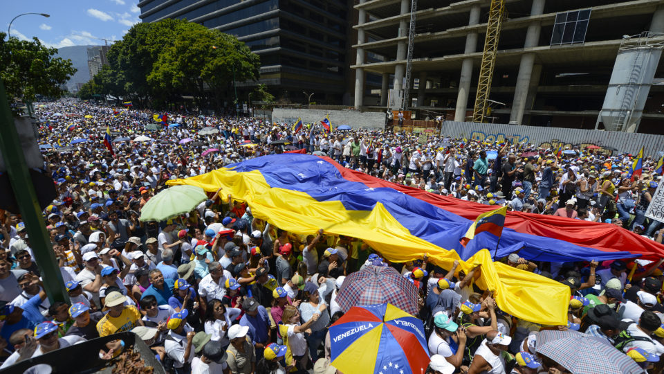 Apoiadores de Juan Guaidó participam de uma manifestação em Caracas em 6 de abril de 2019 | Foto: Matias Delacroix / AFP
