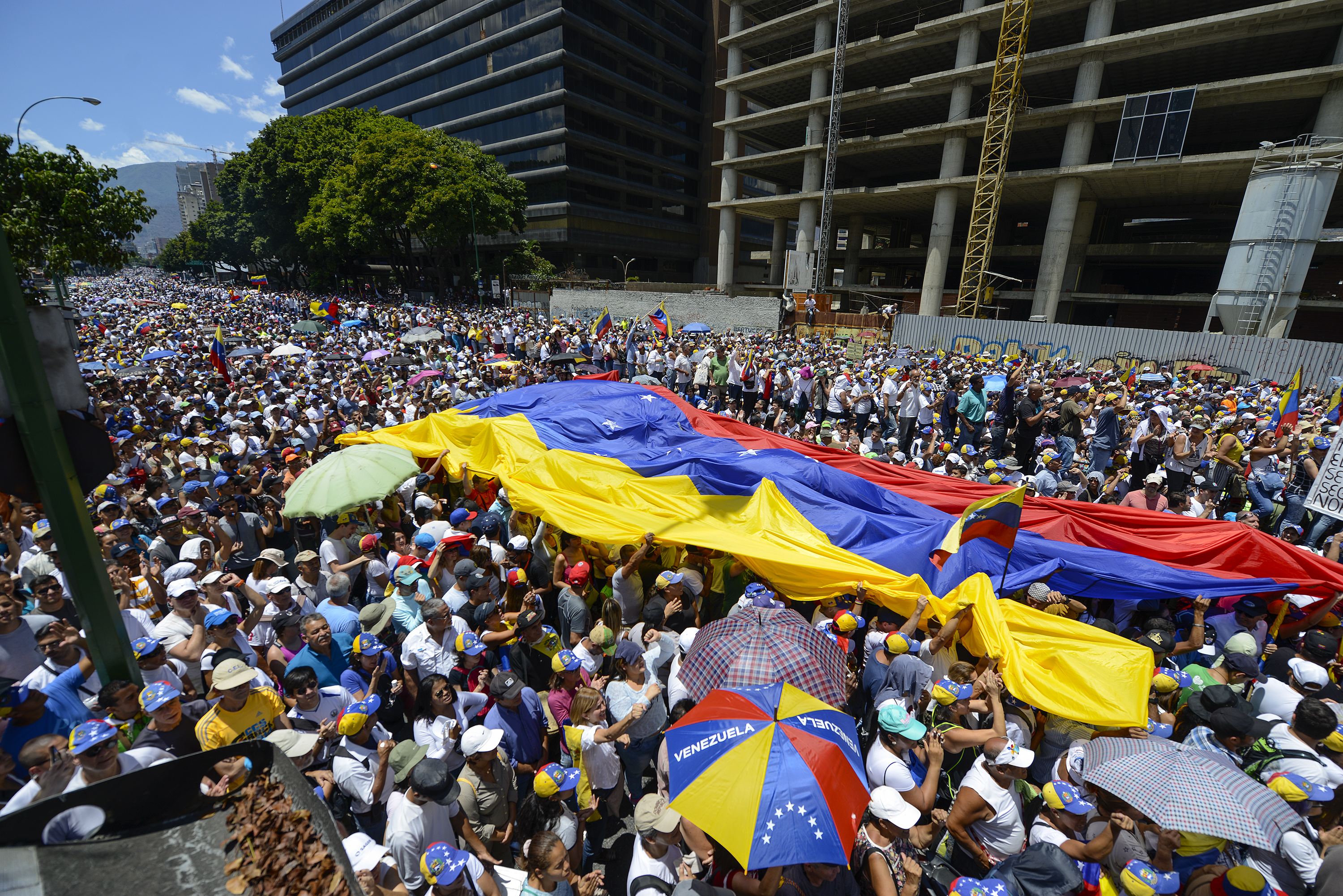 Apoiadores de Juan Guaidó participam de uma manifestação em Caracas em 6 de abril de 2019 | Foto: Matias Delacroix / AFP