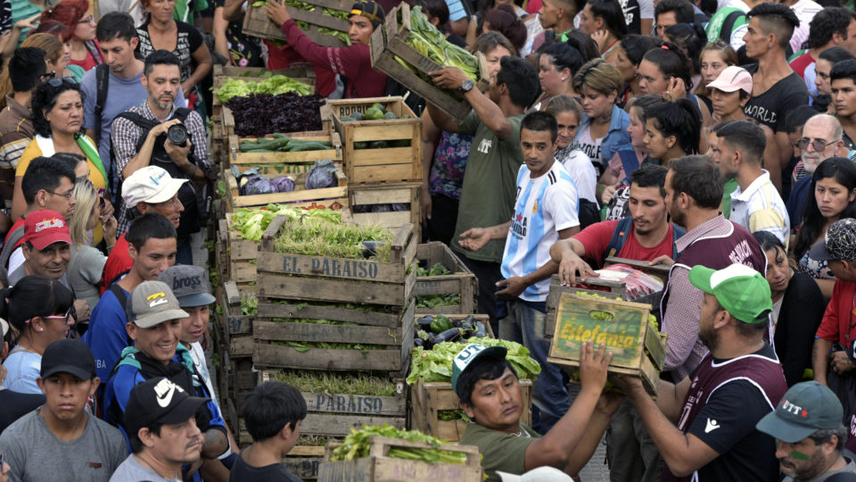 Agricultores se preparam para doar vegetais durante um protesto contra o governo do presidente argentino Mauricio Macri na Plaza de Mayo, em frente ao palácio presidencial da Casa Rosada em Buenos Aires, em 27 de fevereiro de 2019 | Foto: JUAN MABROMATA/AFP