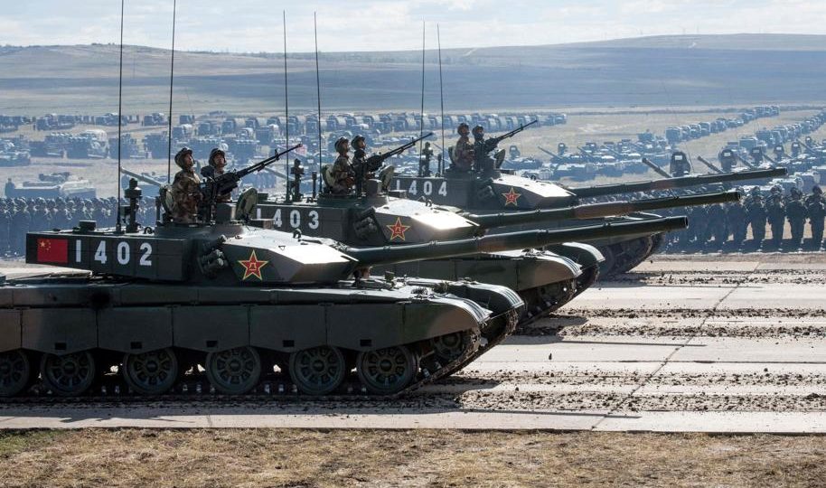Tanques chineses desfilam durante os exercícios militares Vostok-2018, em conjunto com Rússia e Mongólia, em 2018 | Foto Mladen ANTONOV/AFP