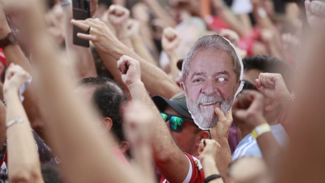 Manifestantes protestam contra a prisão de Lula.