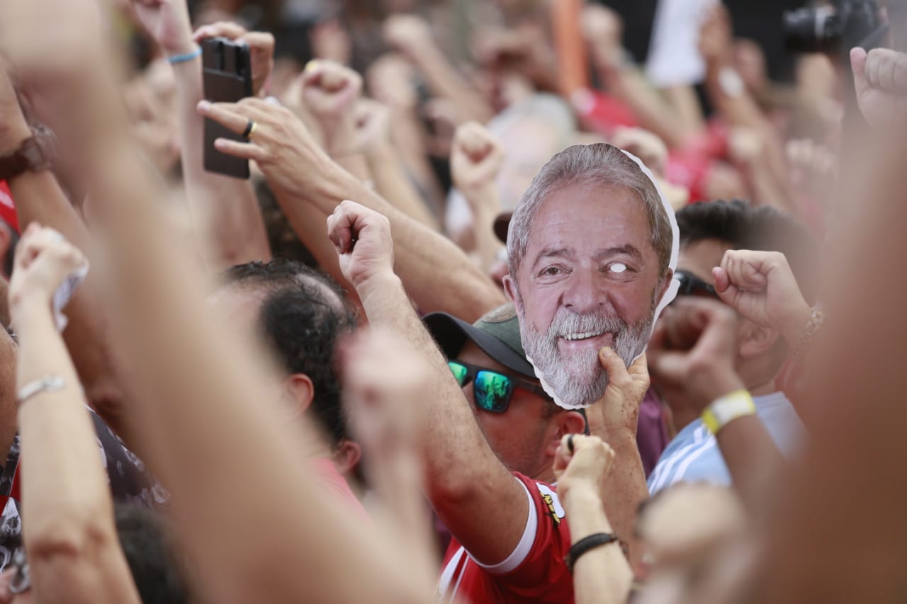 Manifestantes protestam contra a prisão de Lula.