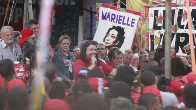 Ato contra a prisão de Lula em Curitiba. Foto: Lineu Filho/ Tribuna