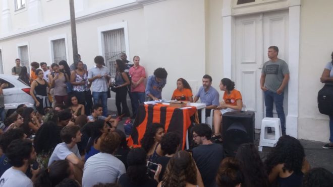 Marcelo Freixo em frente ao curso de Direito da UFRJ | Crédito: Gazeta do Povo