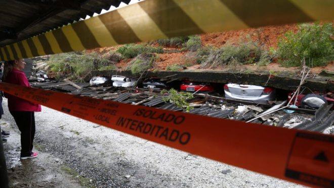 Carros esmagados por muro