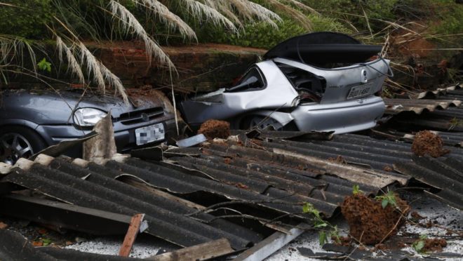 Carros esmagados por muro