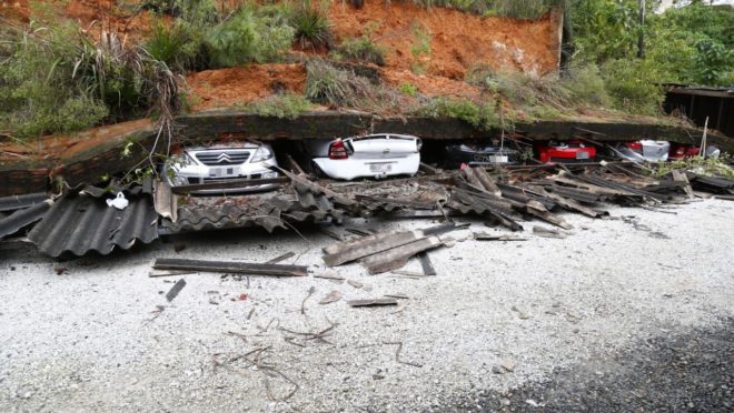 Carros esmagados por muro
