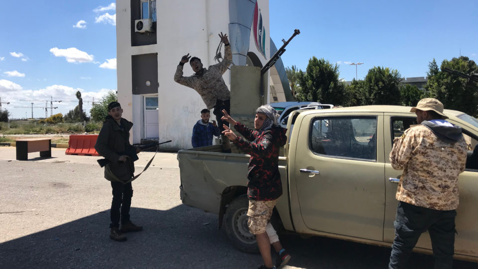 Forças leais ao internacionalmente reconhecido Governo da Líbia do Acordo Nacional (GNA) são retratadas no portão de entrada do antigo aeroporto de Trípoli em 8 de abril de 2019 | Foto: Mahmud TURKIA/AFP