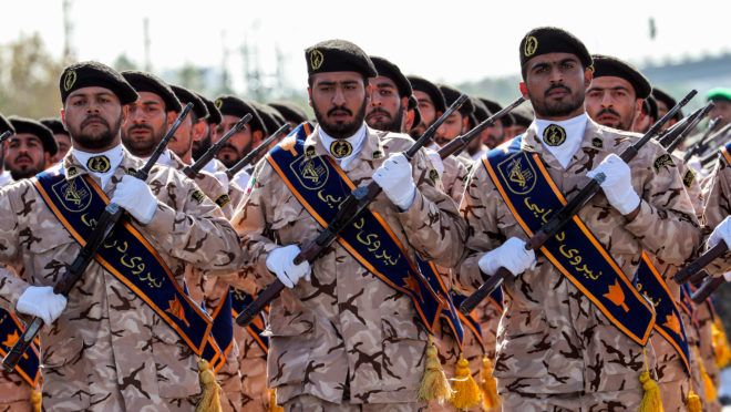 Membros da Guarda Revolucionária Iraniana durante a parada militar anual em 2018 | Foto: STR / AFP