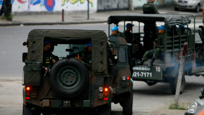 Militares do Exército fazem patrulha no Rio de Janeiro, em imagem de arquivo.
